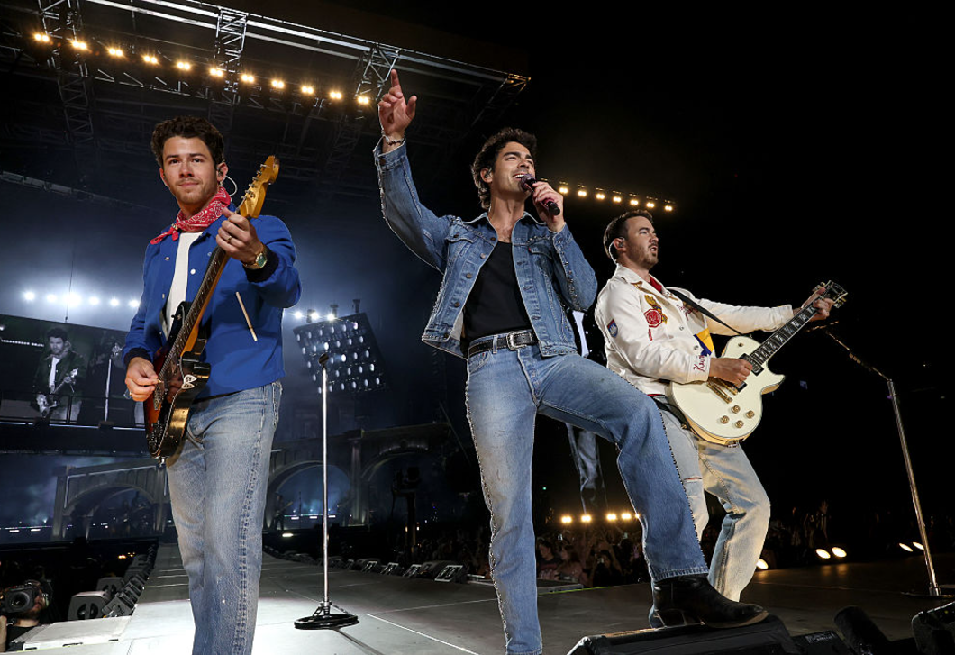 Történelmi pillanat a Jonas Brothers koncerten: Kevin Jonas felesége könnyekig hatódott