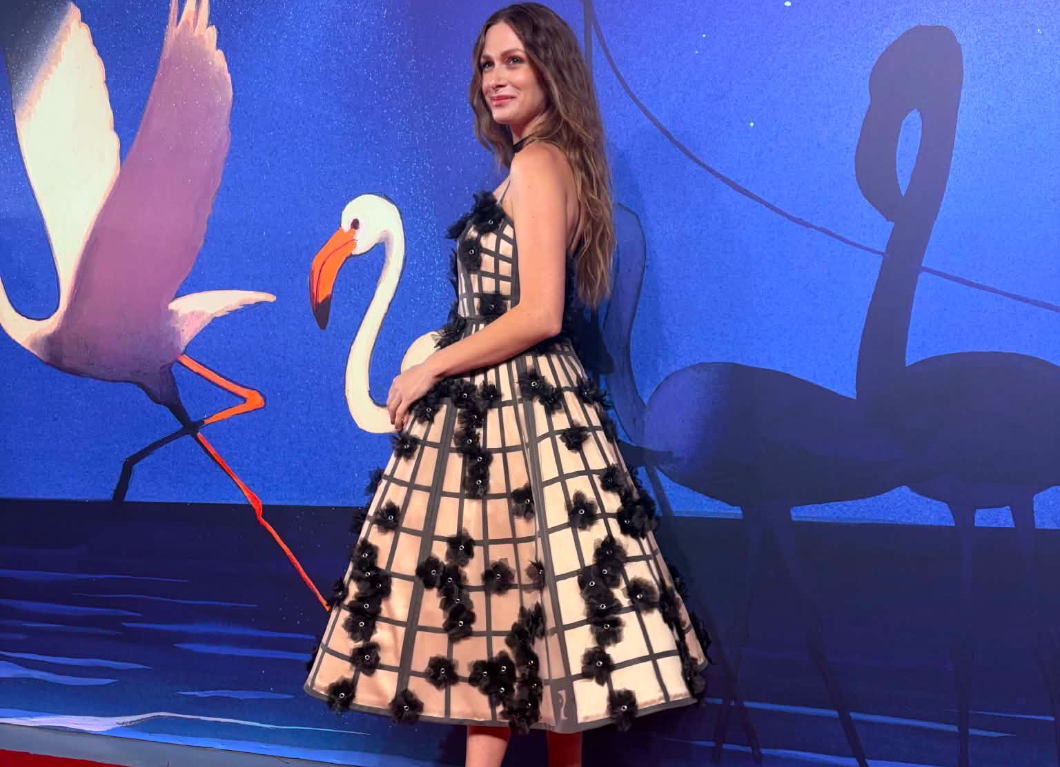 Józsa Bettina különleges kreációban tündökölt a Velencei Filmfesztiválon