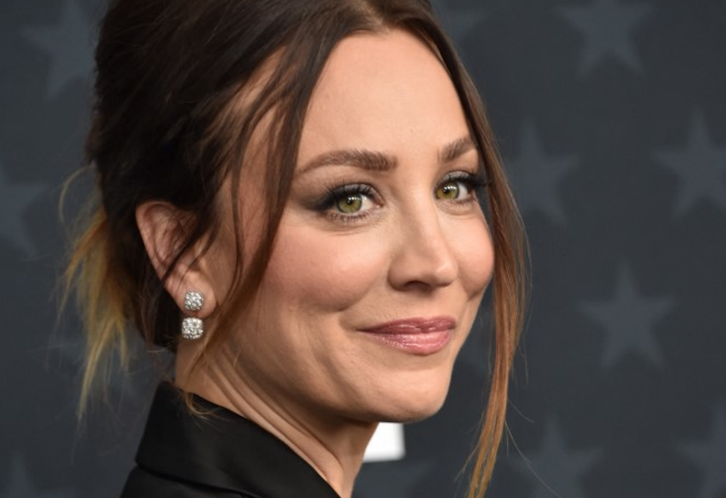 Nagy dobás: Kaley Cuoco mustársárga bársonykanapéja lehet 2027 új neutrálisa