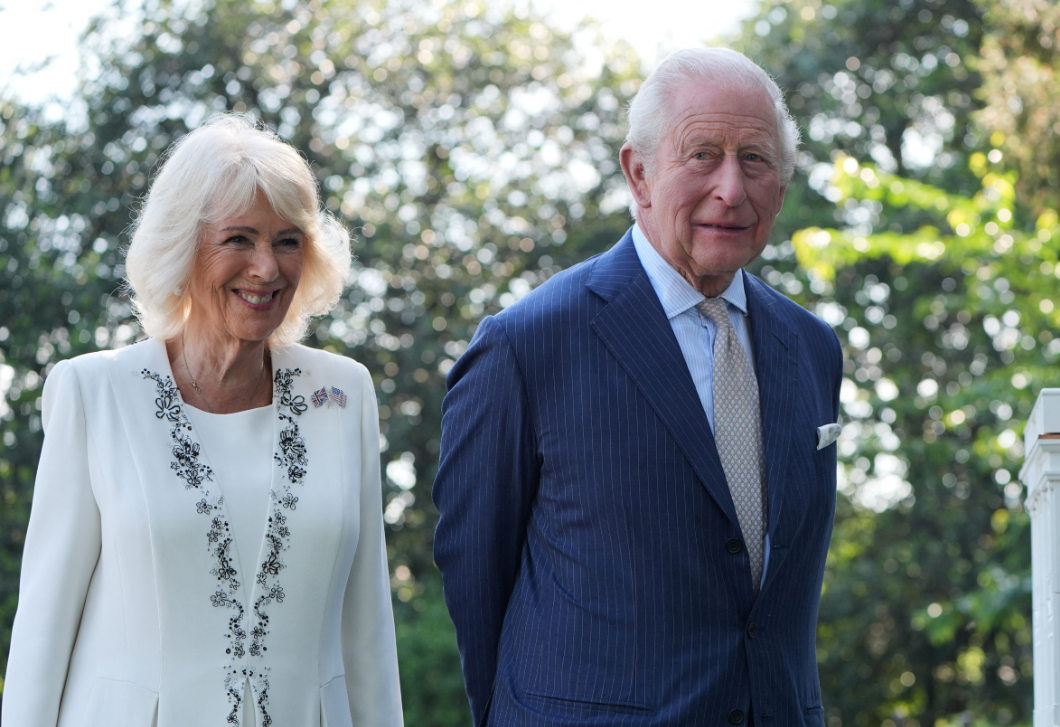 Pasztell, elegancia, történelem: Kamilla királyné Amerikában is hozza a stílusát