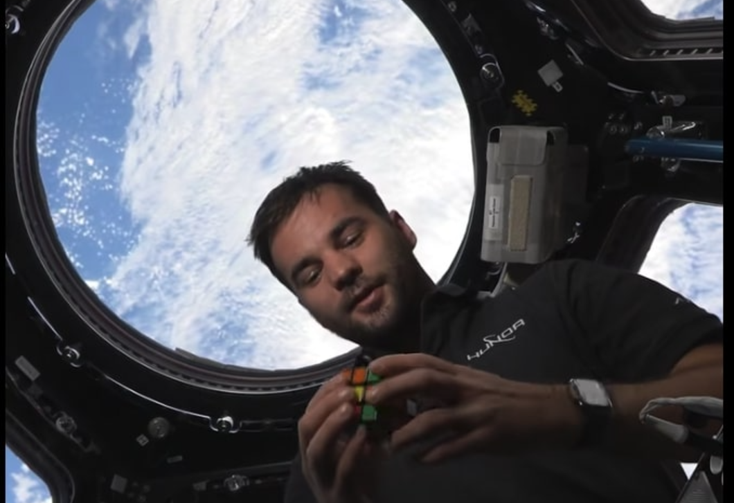 Kapu Tibor olyat csinált a Rubik-kockával az űrben, amit még egyetlen magyar se