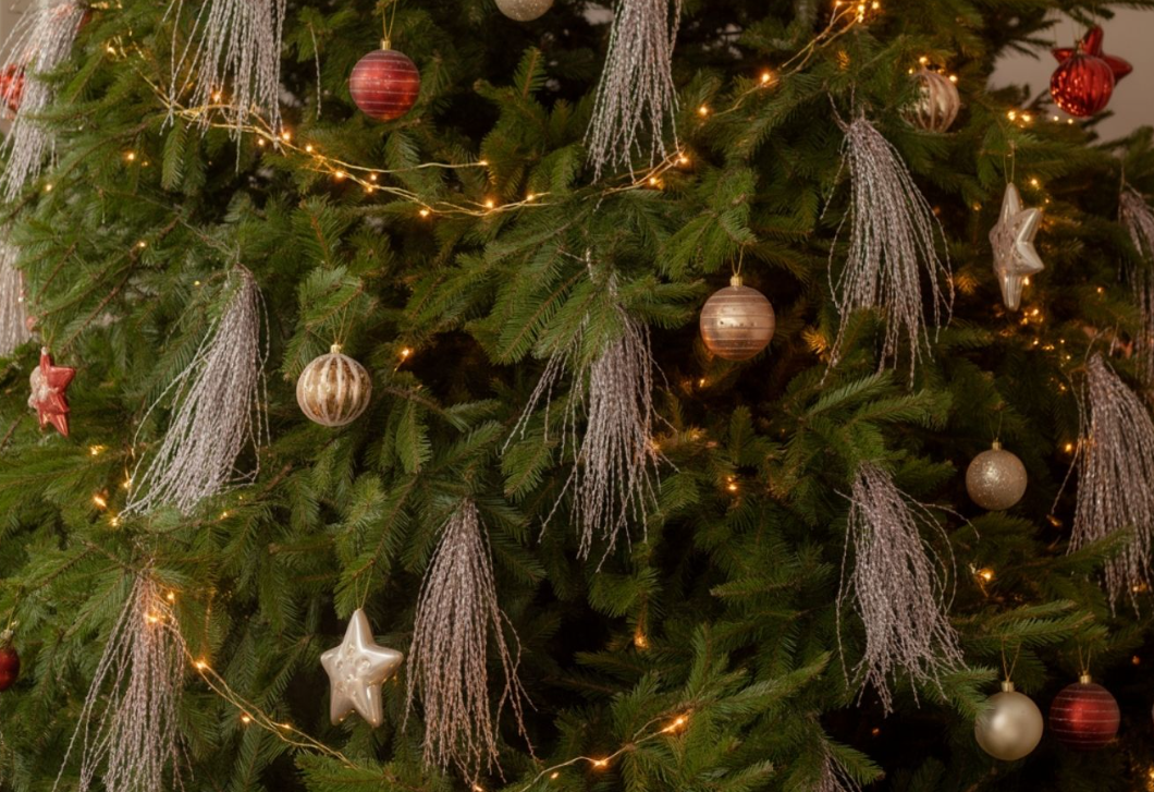 Ezt rontja el mindenki a karácsonyfán – pedig egy mozdulattal elkerülhető