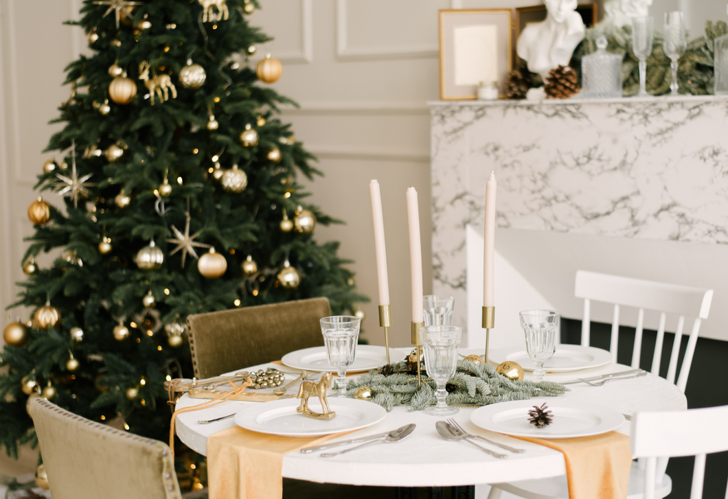 5 trükk, amivel még ünnepibbé varázsolhatod a karácsonyi asztalt