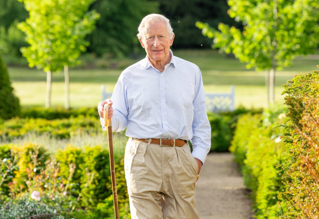 Károly király visszahozta a divatba a kitiltott kerti törpéket