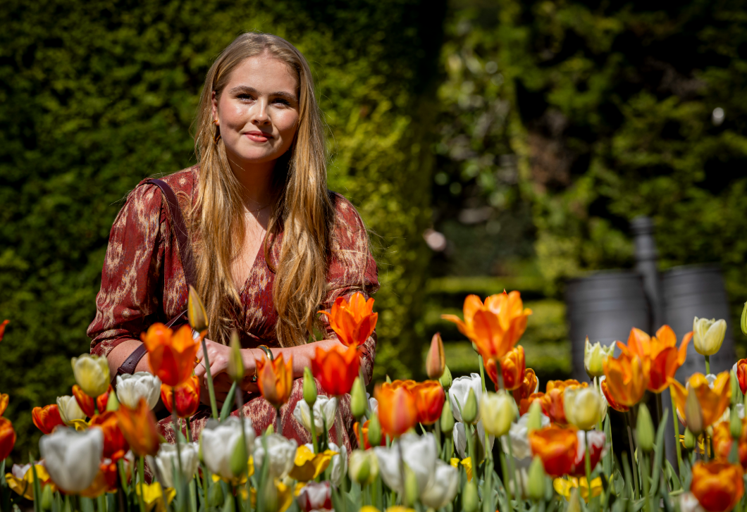 Vörös nadrágkosztümben jelent meg Katalin Amália holland hercegnő – már most királynői kisugárzással hódít