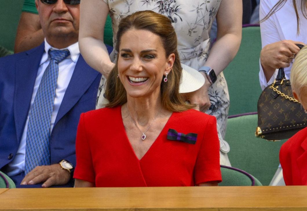 Íme Katalin hercegné szokatlan színű ruhája, ami minden tekintetet magára vonzott