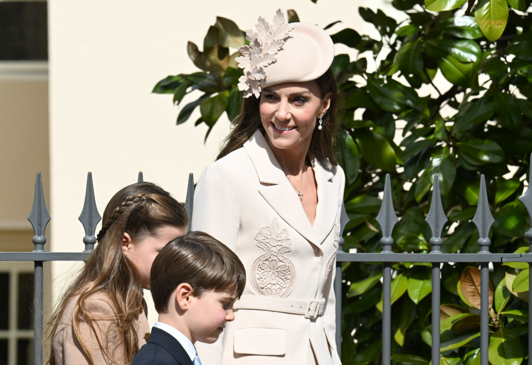 Katalin hercegné lenyűgöző krémszínű ruhában tért vissza a húsvéti misén