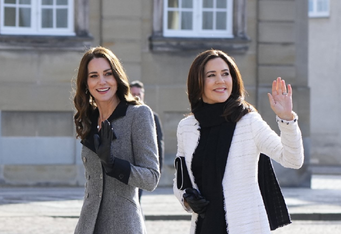 Kinek állt jobban? Katalin hercegné és Mária dán királyi hercegné ugyanazt a ruhát viselték 