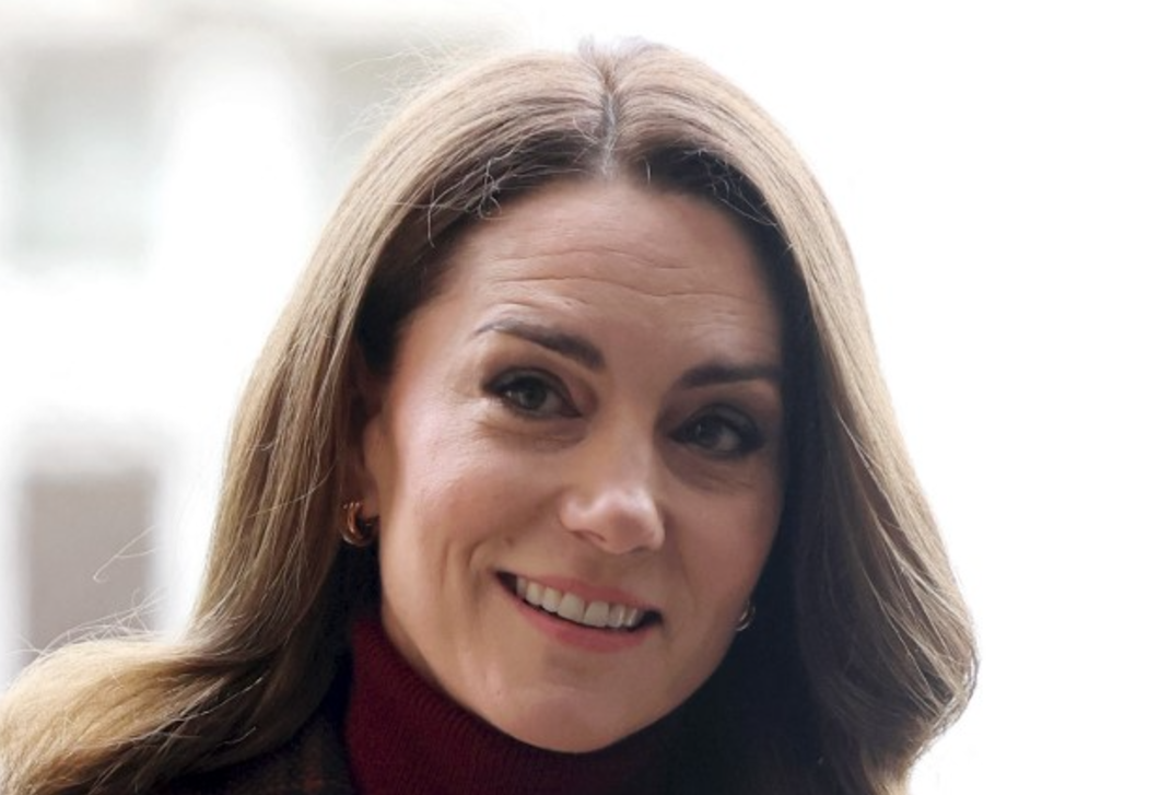Katalin hercegné közel 20 évvel ezelőtti piros nyári ruhája idén is divatos lesz