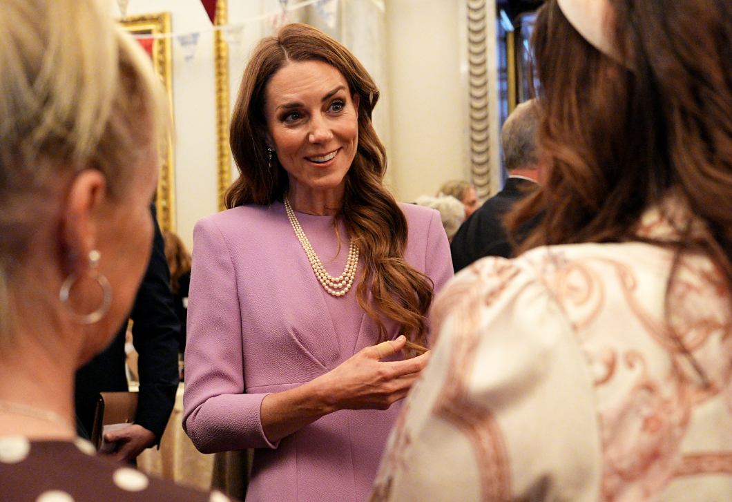 Katalin hercegné történelmi jelentőségű nyaklánccal tisztelgett II. Erzsébet királynő emléke előtt