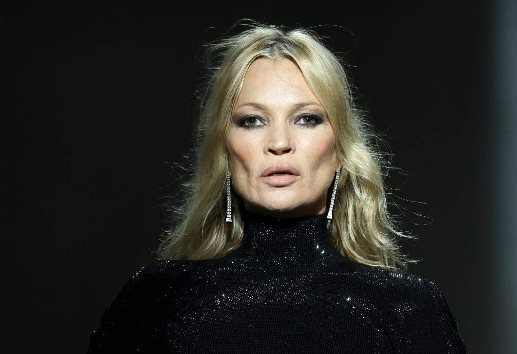 Kate Moss ebben a merészen pikáns ruhában tért vissza a Gucci kifutójára - videó