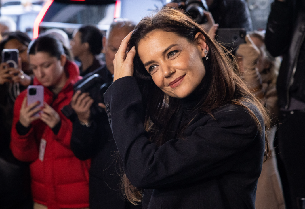 Íme Katie Holmes kabátszabálya, amivel mindig extra stílusosan néz ki