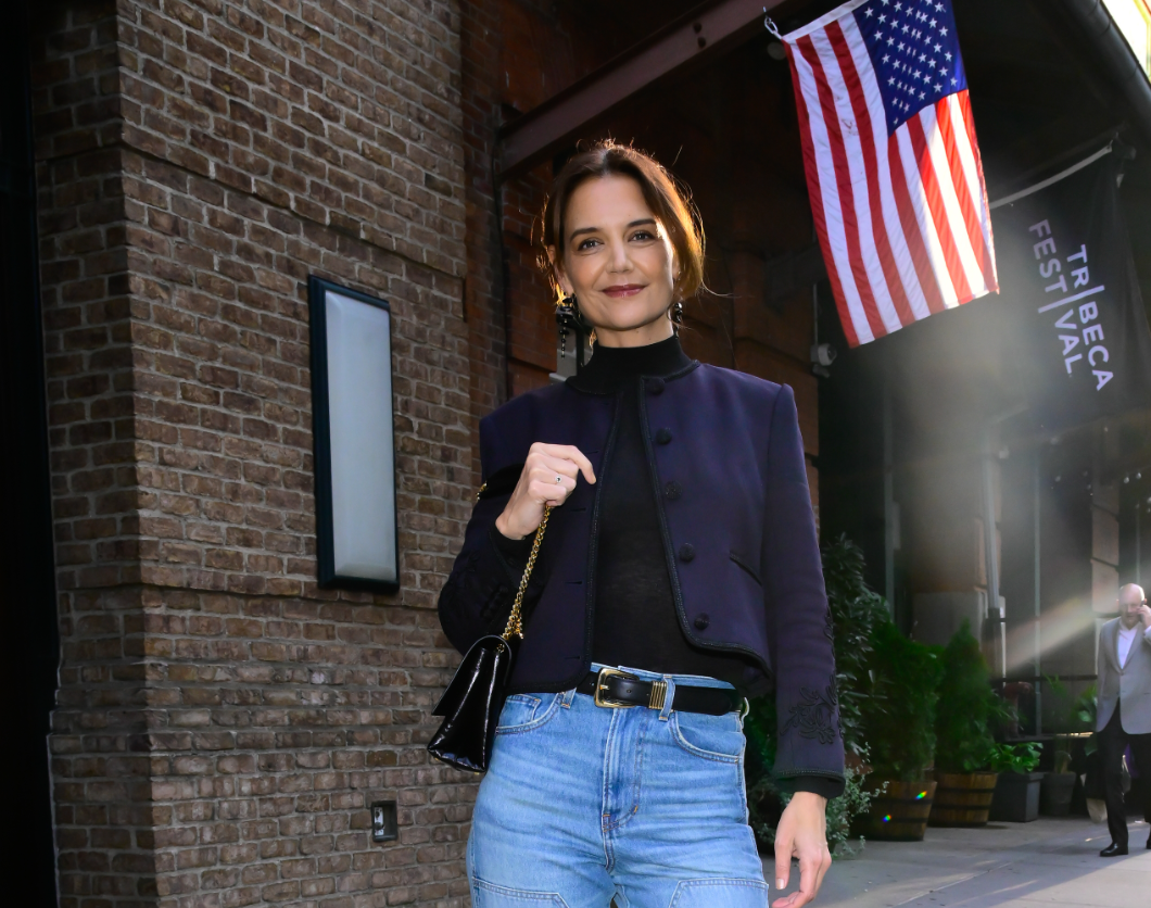 Katie Holmes tavaszi szettje felrobbantotta az internetet – ez a 3 darab minden nő gardróbjában ott lesz 2026-ban