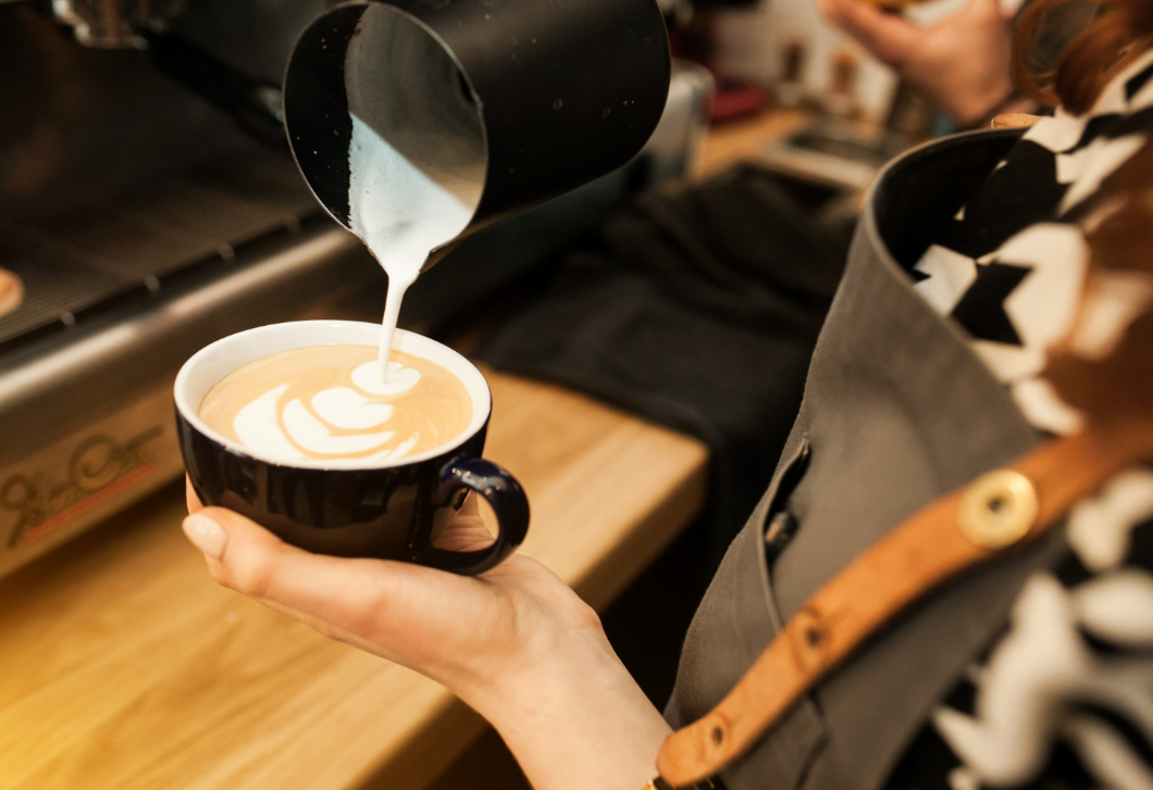 Íme az egyszerű trükk, amivel te is olyan kávét készíthetsz, akár egy barista