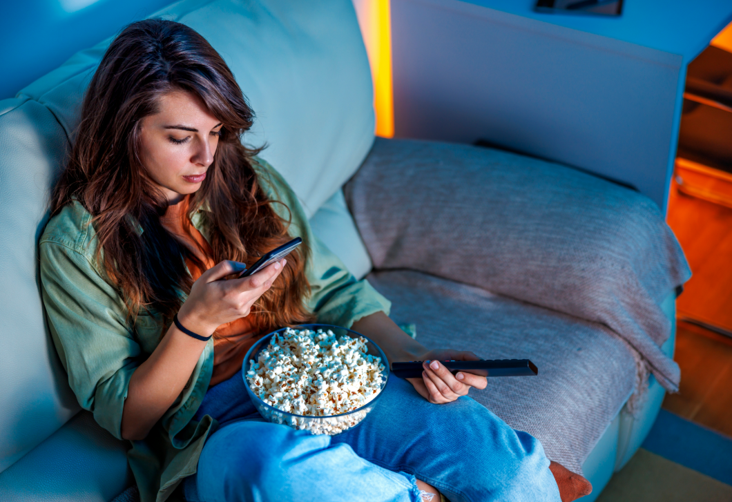 A túl sok telefonozás tényleg öregíti az arcbőrt? – a bőrgyógyász elárulja