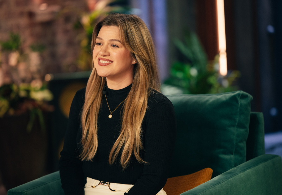 Kelly Clarkson zöld bársony ruháját akarja most mindenki – karácsonyra tökéletes, főkép