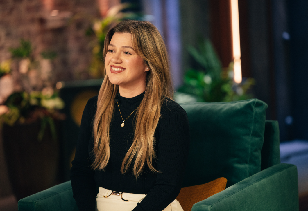 Kelly Clarkson zöld bársony ruháját akarja most mindenki – karácsonyra tökéletes