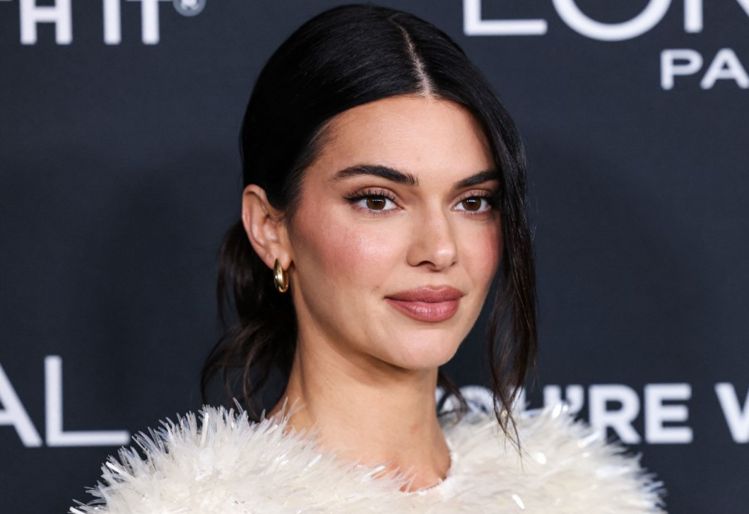 Engedd el a spa-hangulatot – Kendall Jenner mélybordó fürdőszobája merész és meglepően modern