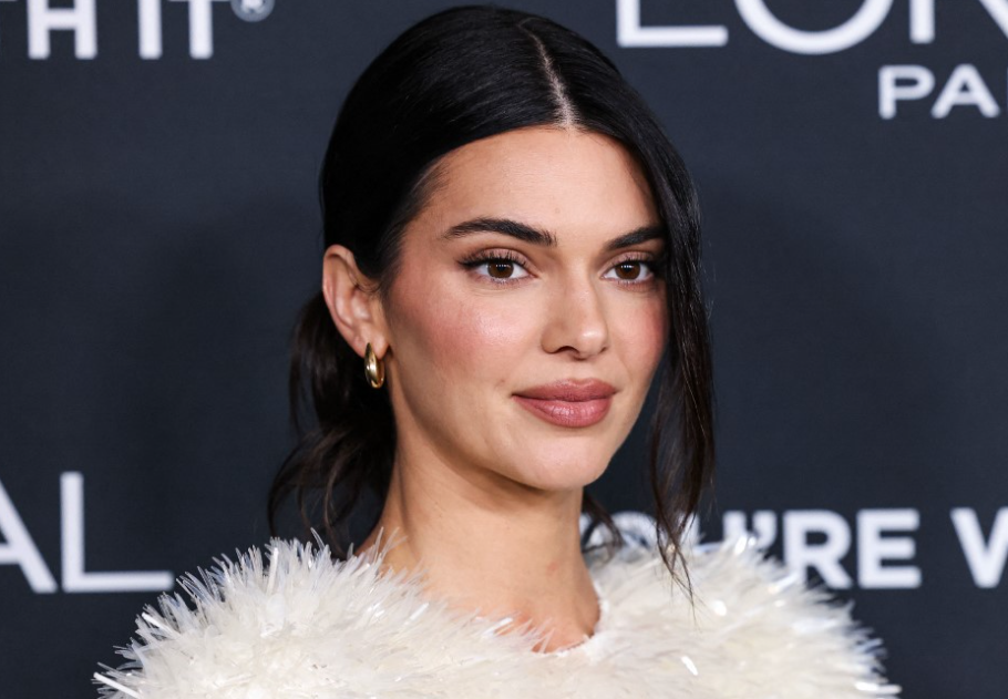 Engedd el a spa-hangulatot – Kendall Jenner mélybordó fürdőszobája merész és meglepően modern, főkép