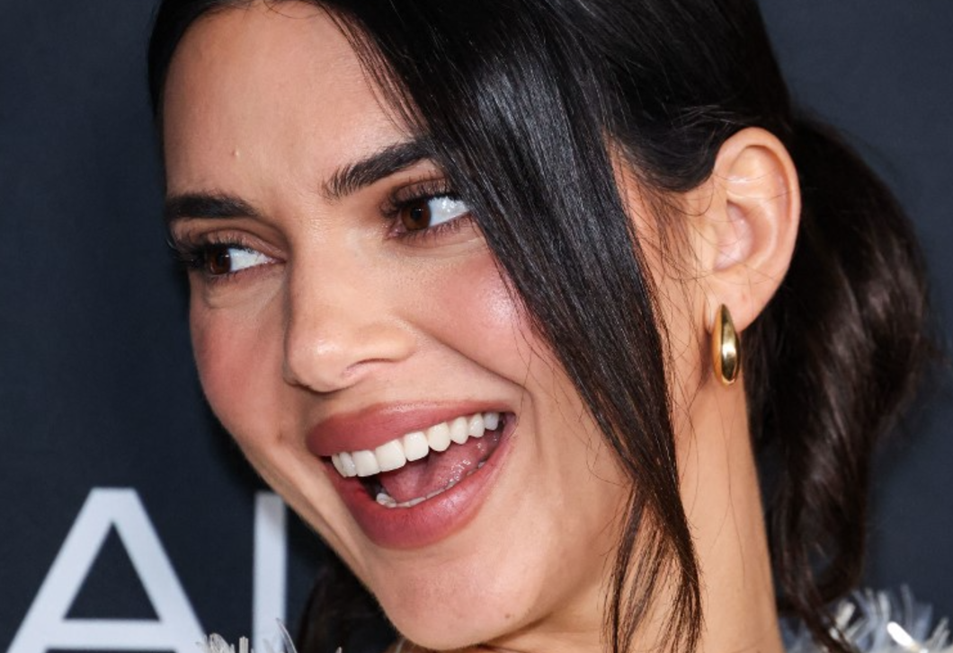 Túl üresnek hat a fehér fal? Kendall Jenner egyetlen részlettel tette lélegzetelállítóvá a nappaliját
