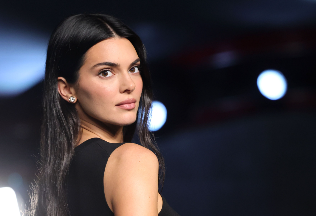 Francia báj: Kendall Jenner ruhája Brigitte Bardot jellegzetes stílusát idézte meg