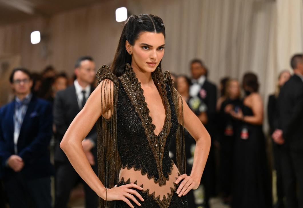 Kendall Jenner strandruháját akarja mindenki, ez az év legmenőbb darabja