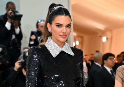 Kendall Jenner pulóverét akarja mindenki, ez most a legmenőbb darab 