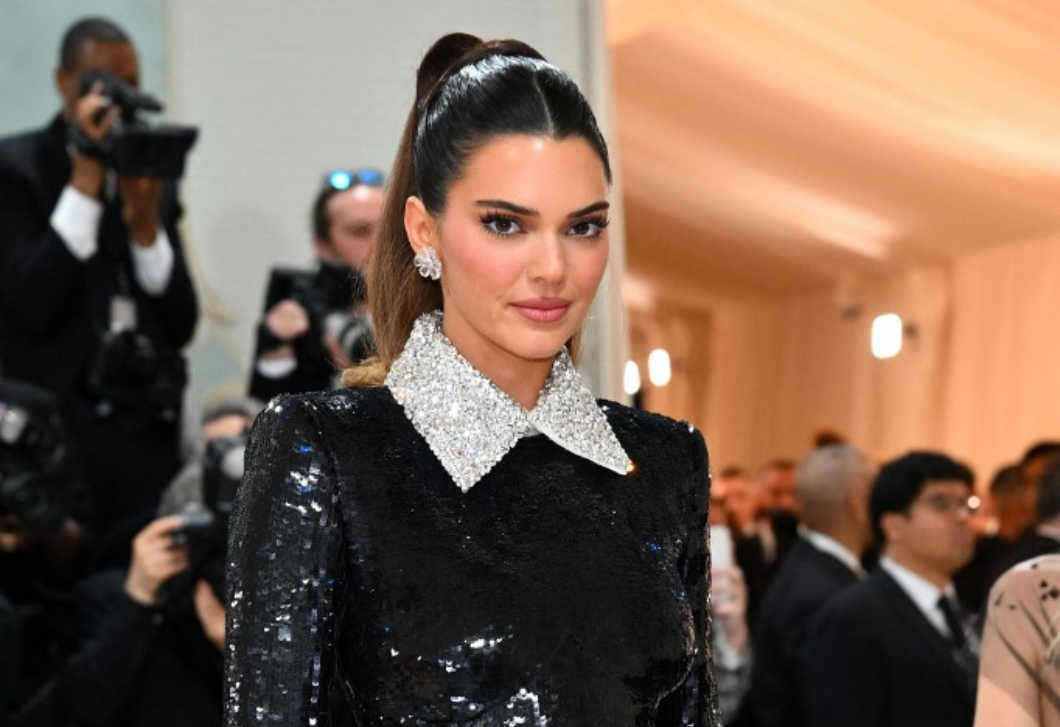 Kendall Jenner pulóverét akarja mindenki, ez most a legmenőbb darab 