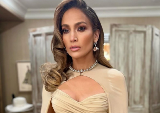 Jennifer Lopez fehér ruhában mutatta meg alakját, ez lesz az egyik legnépszerűbb fazon tavasszal