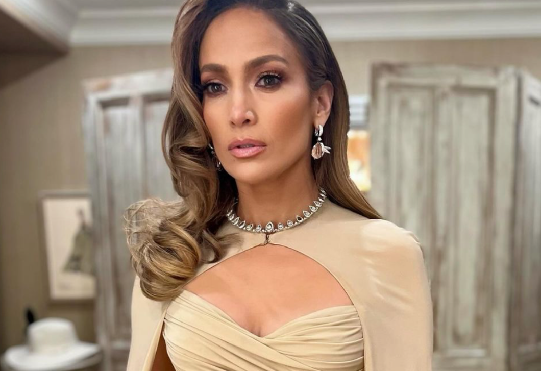 Jennifer Lopez fehér ruhában mutatta meg alakját, ez lesz az egyik legnépszerűbb fazon tavasszal