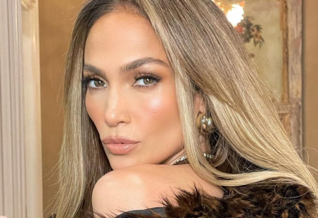 Jennifer Lopez szürke nadrágját akarja most mindenki, ez tavasszal a legnépszerűbb fazon