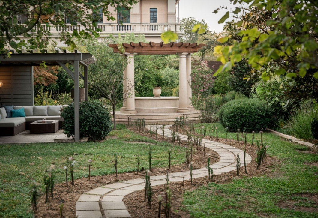 5 hiba, amit keskeny kertben ne kövess el – inkább hozd ki belőle a legtöbbet, hogy tágasabbnak tűnjön