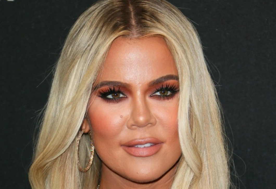 Egyetlen lámpa teszi felejthetetlenné Khloé Kardashian nappaliját – ez a legjobb ötlet