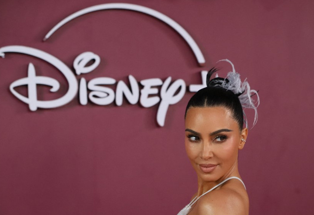 Alig van benne bútor – mégis ezért beszél most mindenki Kim Kardashian nappalijáról