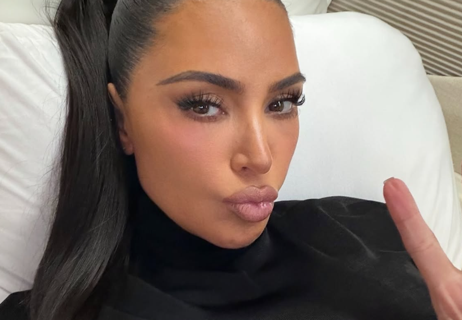 Kim Kardashian megmutatta, hogyan lehet ősszel is rózsaszínt viselni, ebben az áttetsző dressben szurkolt Lewis Hamiltonnak
