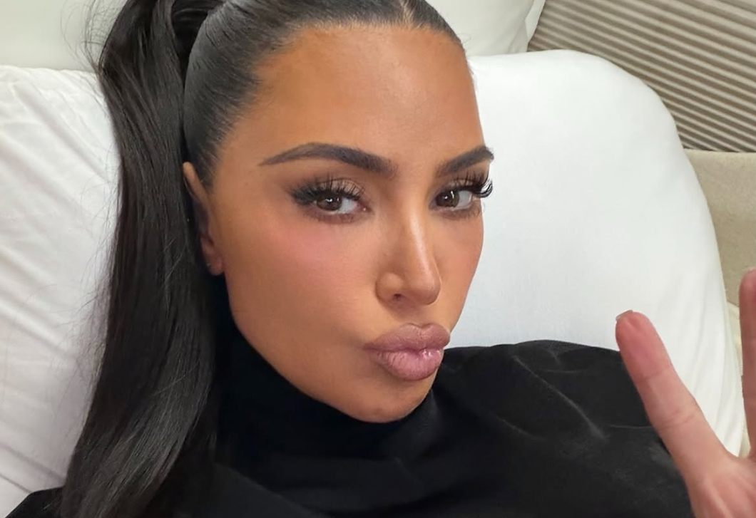 Kim Kardashian megmutatta, hogyan lehet ősszel is rózsaszínt viselni, ebben az áttetsző dressben szurkolt Lewis Hamiltonnak