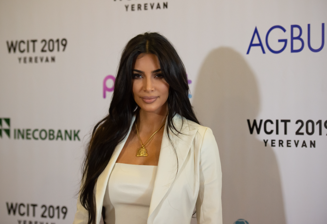 Elnézést, mi? Kim Kardashian elárverezte a Minden fair című sorozatban viselt ikonikus ruháit