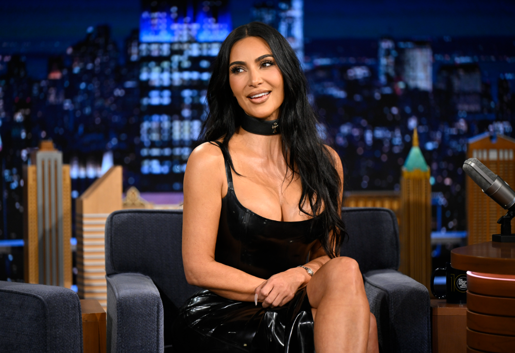 Mint egy igazi ajándék – Kim Kardashian újabb karácsonyi partiban tündökölt