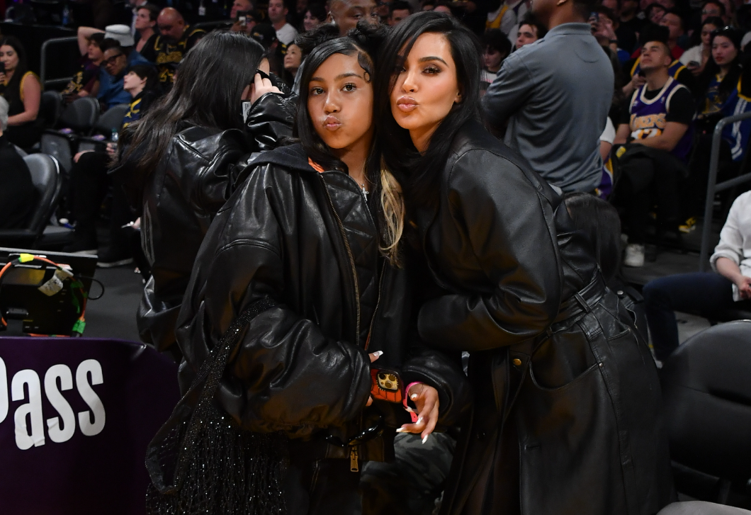 Kim Kardashian lánya ezzel a merész szettel hívta fel magára a figyelmet Párizsban