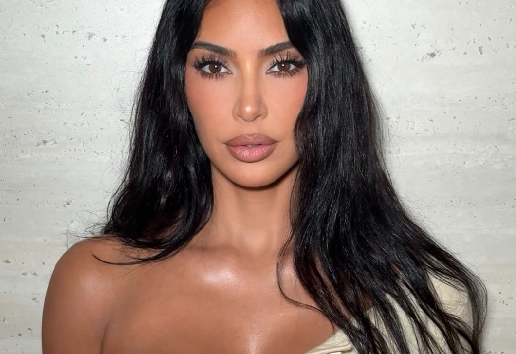 Kim Kardashian hófehér estélyiben ment vásárolni Rómában