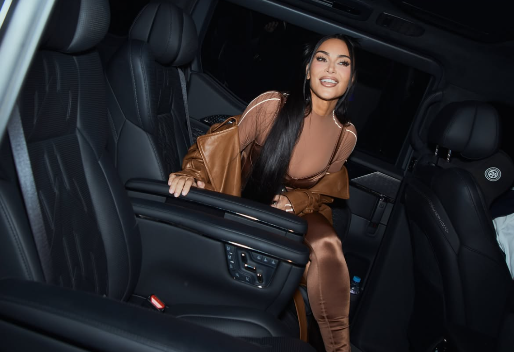Kim Kardashian ezzel a testhez simuló szettel értelmezte újra a fehérneműdivatot