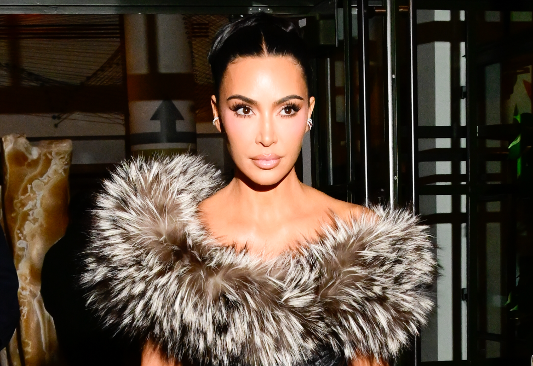 Kim Kardashian ezzel a dögös fehérneműs szettel nyitotta meg az ünnepi szezont