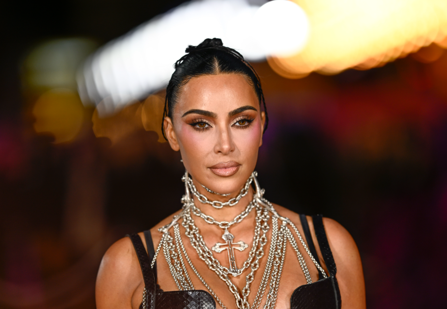 Kim Kardashian bőrfűzős ruhája mindent vitt Londonban – mutatjuk a fotót, főkép