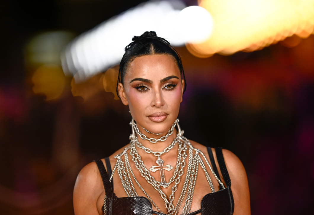 Kim Kardashian bőrfűzős ruhája mindent vitt Londonban – mutatjuk a fotót