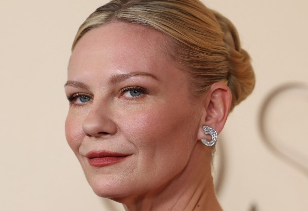 Kirsten Dunst nappalijában a terrakotta, a mustársárga és a kék meglepően jól működik együtt