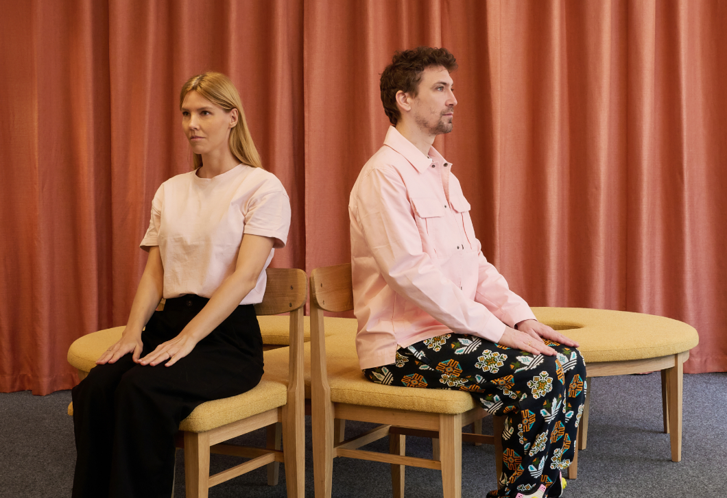 Kiss Miklós új installációja a Home of Solinfóban: egy bútor, ami az intimitás határait feszegeti