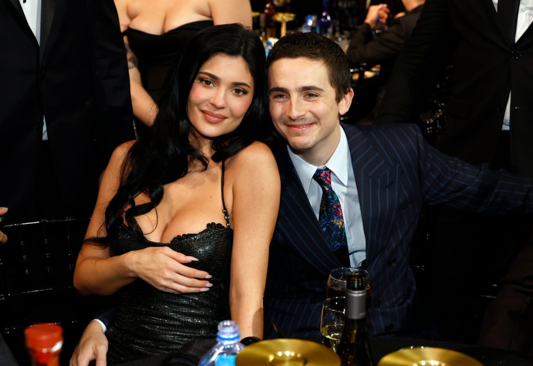 Megható szerelmi vallomás és Vintage Versace – Kylie Jenner és  Timothée Chalamet álompárként tündökölt a Critics’ Choice Awardson