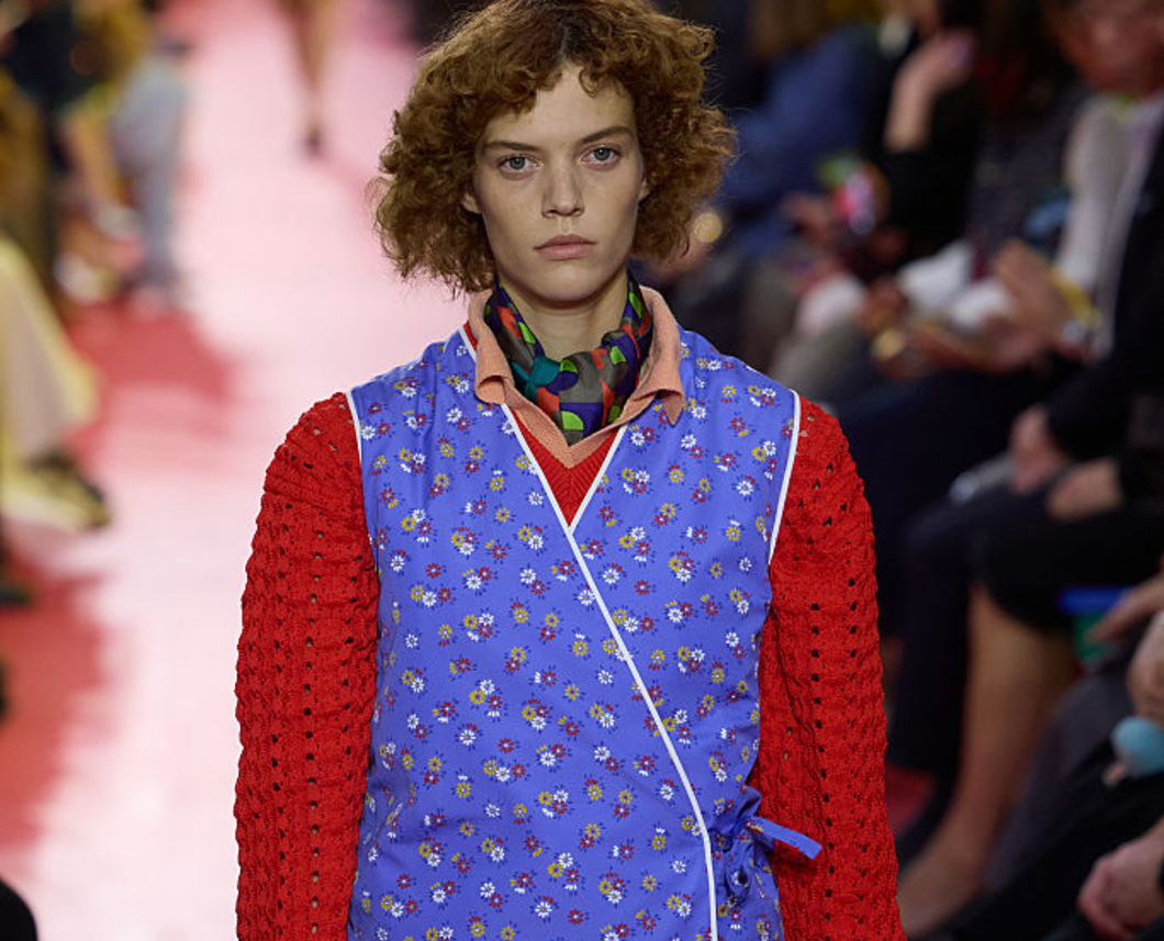 Konyhából a kifutóra – kötény és otthonka lesz az új utcai viselet?