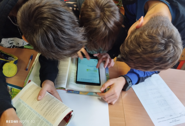 180 tablettel és érzelmi edukációt célzó mesével támogatja idén az iskolákat SIÓ