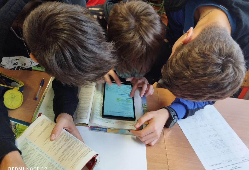180 tablettel és érzelmi edukációt célzó mesével támogatja idén az iskolákat SIÓ